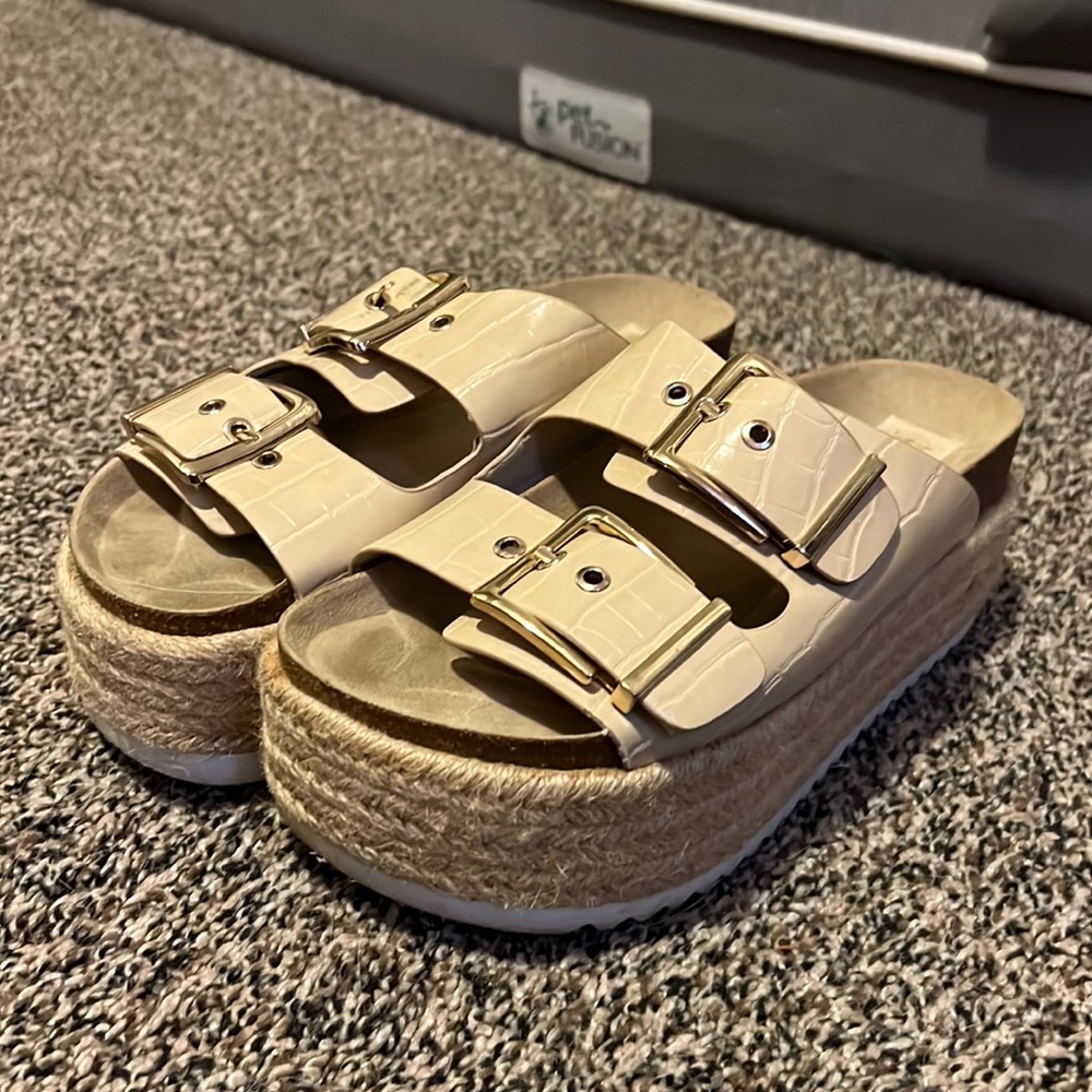 Stradivarius shoe’s, it’s one of the brands of Inditex, I got them in Spain.
